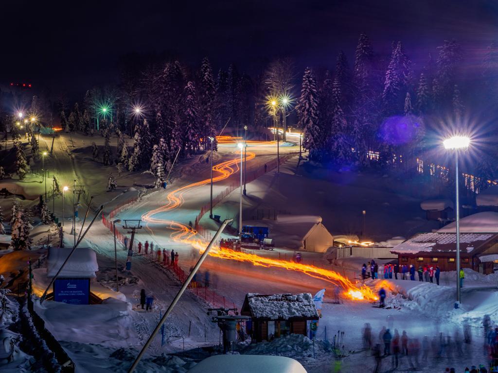 Рекорд РЕИНФО: самый массовый спуск на лыжах с факелами